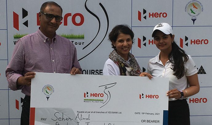 Seher Atwal (R) receiving her winning cheque from Mr. Andrew Pinto Chairman Tournaments-PCGC and Mrs. Padmaja Shirke, Lady Captain PCGC
