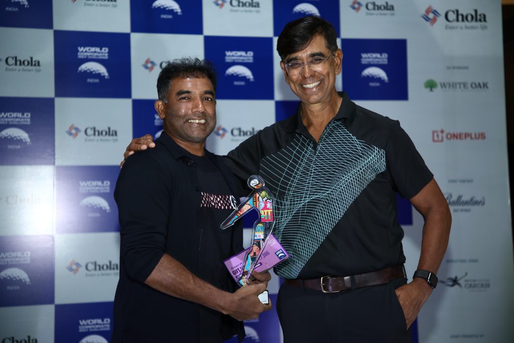  Venky Rajgopal presenting a prize to Lanka Lingam