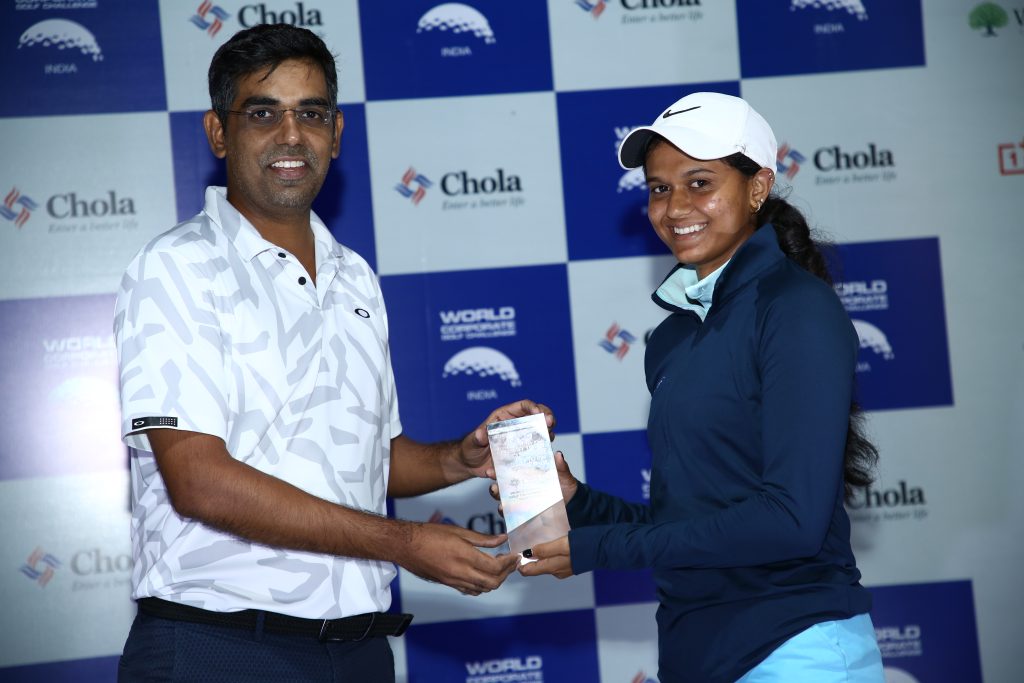 Pro golfer Pranavi Urs presents the Allcargo Trophy to Nikhil Cherian