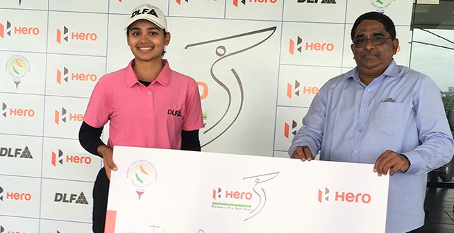 Jahanvi Bakshi receiving winner's cheque from Mr. B V K Raju, Hon. Secretary HGA
