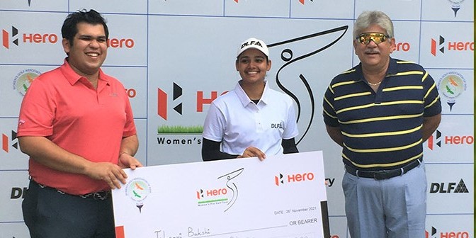 Jahanvi Bakshi receives winners cheque from Ishan de Souza and Brandon de Souza