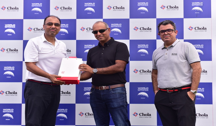  Navnit Nakra, CEO, One Plus awards a One Plus Smart Watch to winner Deepak Kapoor