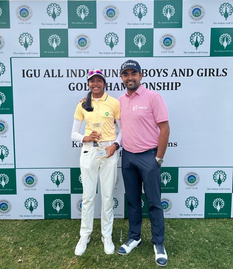 Avani Prashanth receiving her winning trophy from Anirban Lahiri