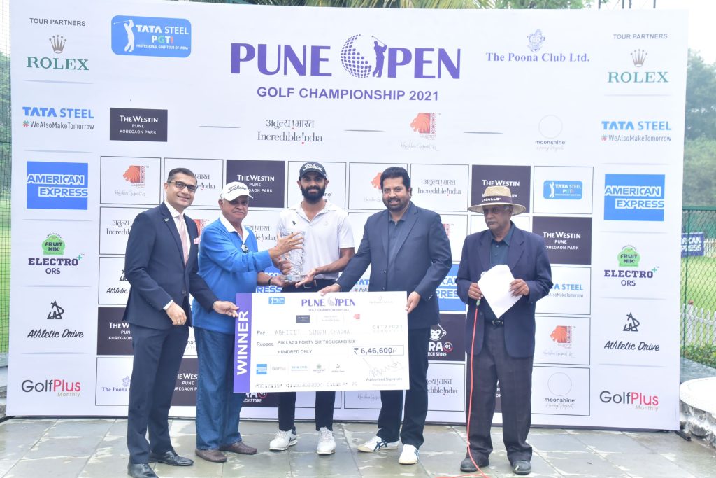 Abhijit Singh Chadha receives the winning cheque and trophy from Mr. Lalit Chinchankar, Captain, Poona Club Golf Course (2nd from left), Mr. George Bennet Kuruvilla, General Manager, The Westin Pune (extreme left) and Mr. Uttam Singh Mundy, CEO, PGTI (2nd from right). Also seen in the picture is Mr. Sampath Chari, Tournament Director, PGTI (extreme right).